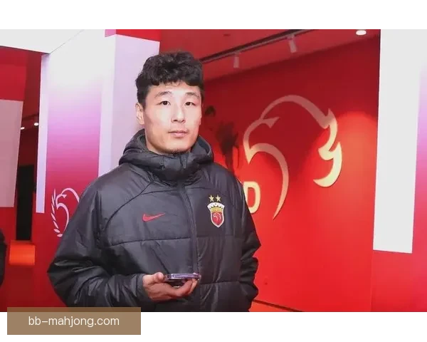 上海海港前锋武磊荣膺年度中国金球奖成历史首位获奖者